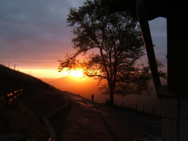 Contempla la puesta de sol mientras hace camicrema con la Oficina de Monitores del Valle del Hérault Camicrema 